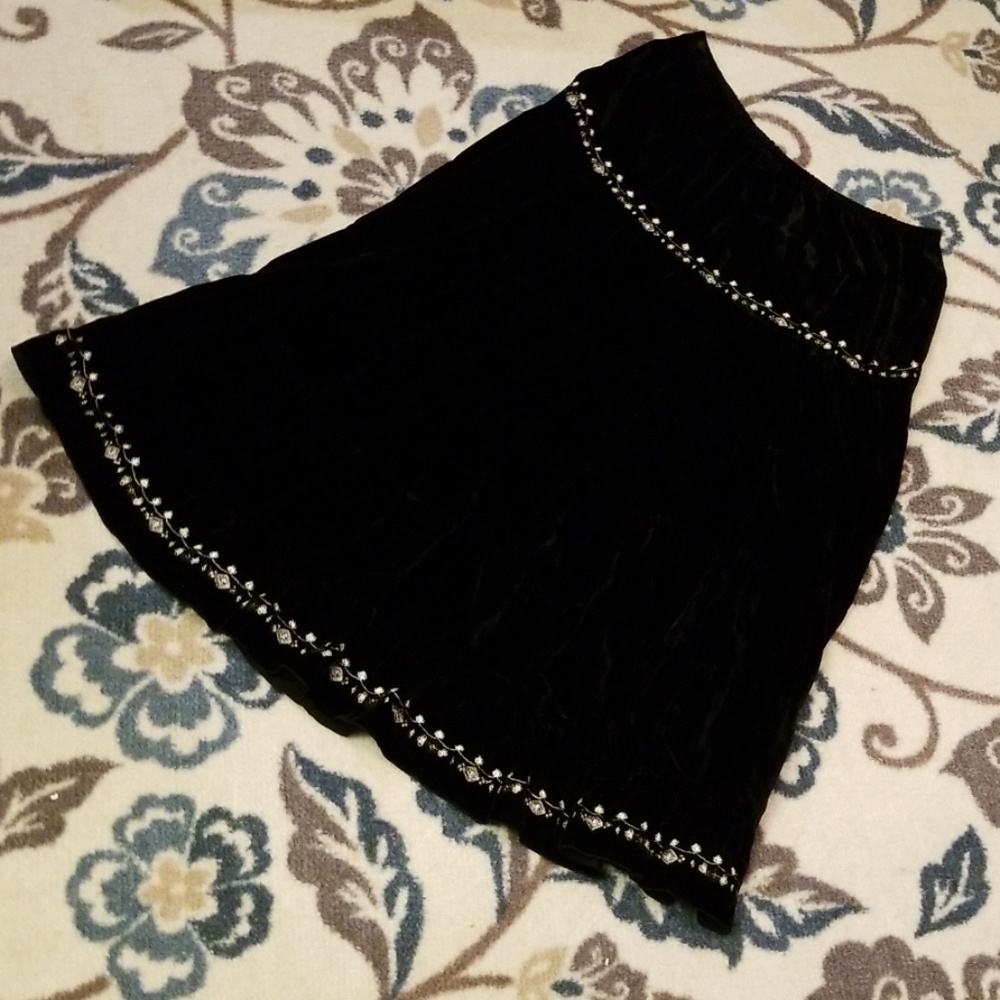 🌸Ninety Velvet Skirt with Ruching and embroidery!